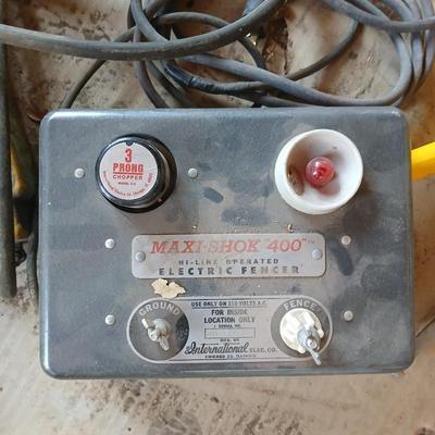 Maxi-Shok 400 Electric Fence Charger – Vintage 3-Prong Model with multi plug extension cord