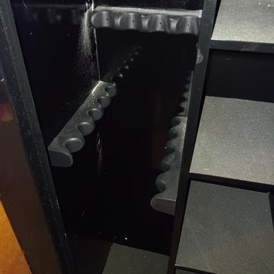 ESS GUN SAFE WITH 4 SHELVES AND 14 RIFLE RESTS