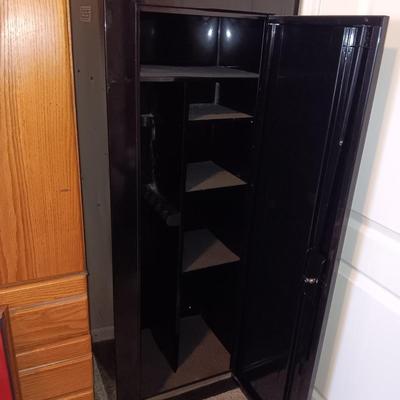 ESS GUN SAFE WITH 4 SHELVES AND 14 RIFLE RESTS