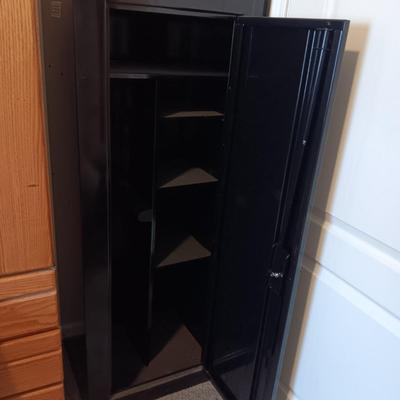 ESS GUN SAFE WITH 4 SHELVES AND 14 RIFLE RESTS