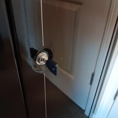 ESS GUN SAFE WITH 4 SHELVES AND 14 RIFLE RESTS
