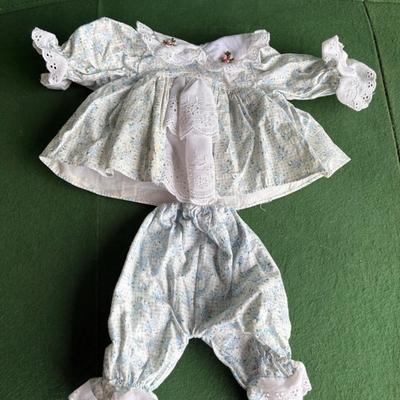 Sale Photo Thumbnail #189: DOLL CLOTHING SET