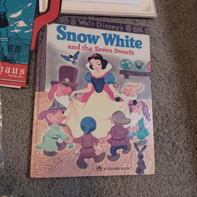 *MYSTERY* STORAGE TOTE FULL OF COLLECTIBLE ITEMS (MARILYN MONROE '55 CALENDAR, DISNEY, ET PATCHES, BASEBALL CARDS, MOVIE POSTERS AND...