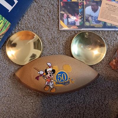 *MYSTERY* STORAGE TOTE FULL OF COLLECTIBLE ITEMS (MARILYN MONROE '55 CALENDAR, DISNEY, ET PATCHES, BASEBALL CARDS, MOVIE POSTERS AND...