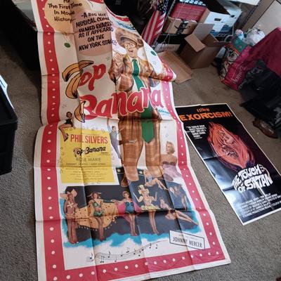 *MYSTERY* STORAGE TOTE FULL OF COLLECTIBLE ITEMS (MARILYN MONROE '55 CALENDAR, DISNEY, ET PATCHES, BASEBALL CARDS, MOVIE POSTERS AND...