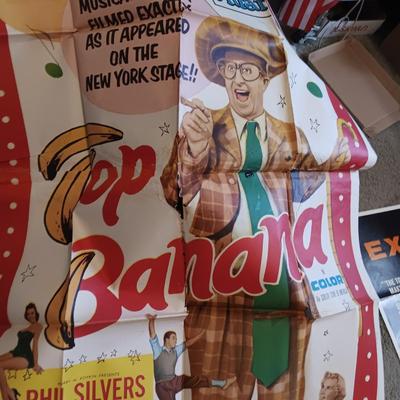 *MYSTERY* STORAGE TOTE FULL OF COLLECTIBLE ITEMS (MARILYN MONROE '55 CALENDAR, DISNEY, ET PATCHES, BASEBALL CARDS, MOVIE POSTERS AND...