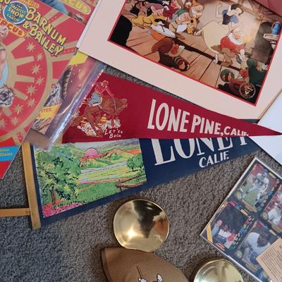 *MYSTERY* STORAGE TOTE FULL OF COLLECTIBLE ITEMS (MARILYN MONROE '55 CALENDAR, DISNEY, ET PATCHES, BASEBALL CARDS, MOVIE POSTERS AND...