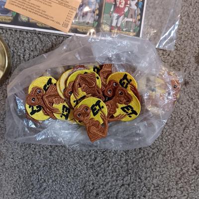 *MYSTERY* STORAGE TOTE FULL OF COLLECTIBLE ITEMS (MARILYN MONROE '55 CALENDAR, DISNEY, ET PATCHES, BASEBALL CARDS, MOVIE POSTERS AND...