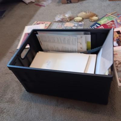 *MYSTERY* STORAGE TOTE FULL OF COLLECTIBLE ITEMS (MARILYN MONROE '55 CALENDAR, DISNEY, ET PATCHES, BASEBALL CARDS, MOVIE POSTERS AND...