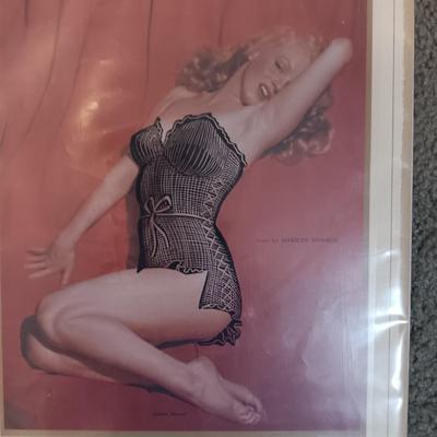 *MYSTERY* STORAGE TOTE FULL OF COLLECTIBLE ITEMS (MARILYN MONROE '55 CALENDAR, DISNEY, ET PATCHES, BASEBALL CARDS, MOVIE POSTERS AND...
