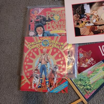 *MYSTERY* STORAGE TOTE FULL OF COLLECTIBLE ITEMS (MARILYN MONROE '55 CALENDAR, DISNEY, ET PATCHES, BASEBALL CARDS, MOVIE POSTERS AND...