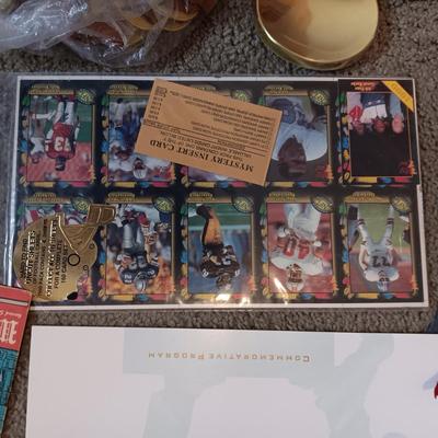 *MYSTERY* STORAGE TOTE FULL OF COLLECTIBLE ITEMS (MARILYN MONROE '55 CALENDAR, DISNEY, ET PATCHES, BASEBALL CARDS, MOVIE POSTERS AND...