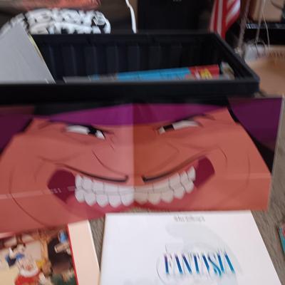 *MYSTERY* STORAGE TOTE FULL OF COLLECTIBLE ITEMS (MARILYN MONROE '55 CALENDAR, DISNEY, ET PATCHES, BASEBALL CARDS, MOVIE POSTERS AND...