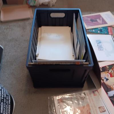 *MYSTERY* STORAGE TOTE FULL OF COLLECTIBLE ITEMS (MARILYN MONROE '55 CALENDAR, DISNEY, ET PATCHES, BASEBALL CARDS, MOVIE POSTERS AND...