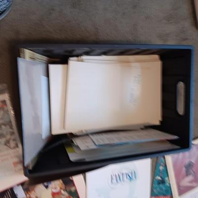 *MYSTERY* STORAGE TOTE FULL OF COLLECTIBLE ITEMS (MARILYN MONROE '55 CALENDAR, DISNEY, ET PATCHES, BASEBALL CARDS, MOVIE POSTERS AND...