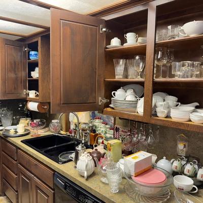 KITCHEN RIGHT SIDE MISC LOT
