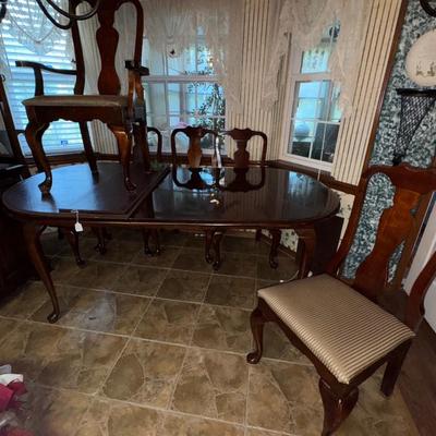 DINING ROOM TABLE WITH 6 CHAIRS