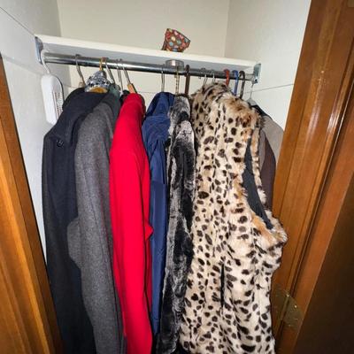HALLWAY CLOSET WOMENS LOT