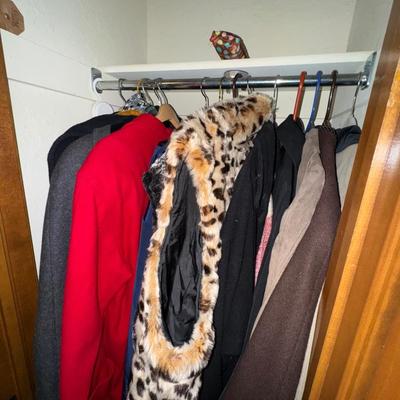 HALLWAY CLOSET WOMENS LOT