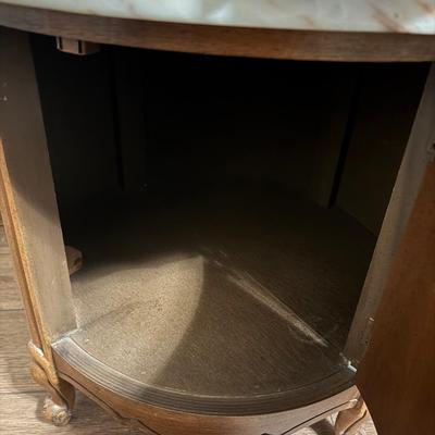 PROVINCIAL MARBLE DRUM TABLE WITH CLOCK AND LAMP