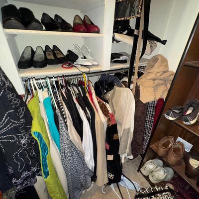 MASTER CLOSET WOMENS LOT - PURSES, SHOES, CLOTHES