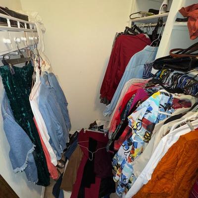 MASTER CLOSET WOMENS LOT - PURSES, SHOES, CLOTHES