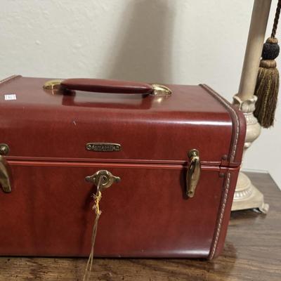 PAIR OF NIGHT STANDS WITH LAMPS AND CASE