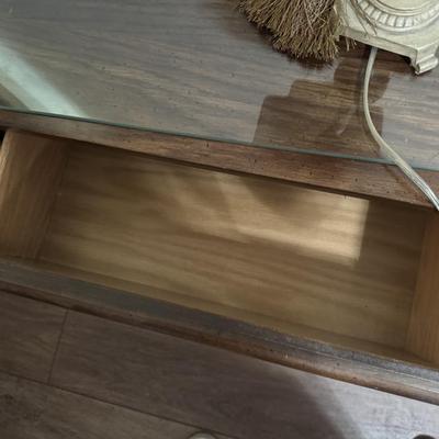 PAIR OF NIGHT STANDS WITH LAMPS AND CASE