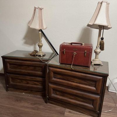 PAIR OF NIGHT STANDS WITH LAMPS AND CASE