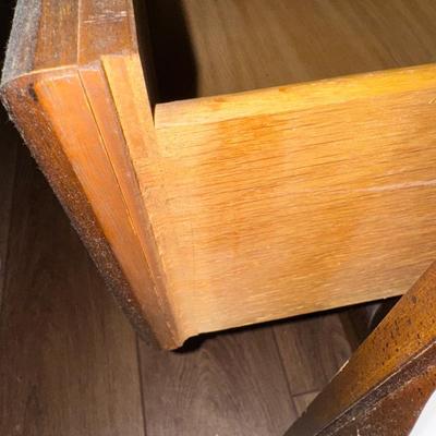 PAIR OF NIGHT STANDS WITH LAMPS AND CASE