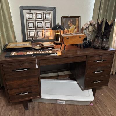 DESK WITH CONTENTS