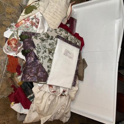 LARGE LOT OF TABLE RUNNERS, TABLE COVERS, PLACEMATS