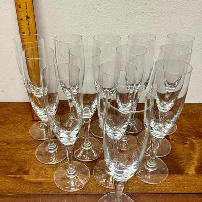 Sale Photo Thumbnail #141: Pictures show 13 glasses, but there are 14. One was found after the photos were shot.