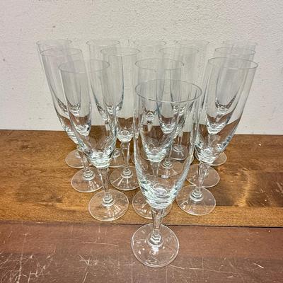 Sale Photo Thumbnail #144: Pictures show 13 glasses, but there are 14. One was found after the photos were shot.