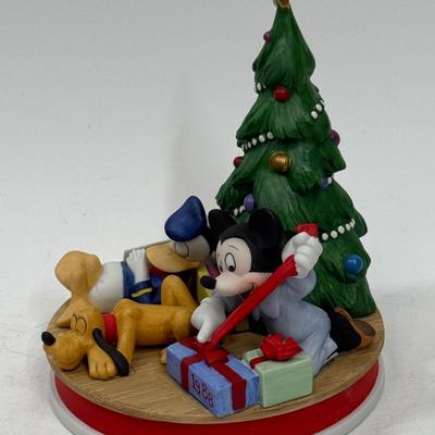 Christmas 1988 Porcelain Figurine Mickey & Donald amongst the Christmas Limited Ed