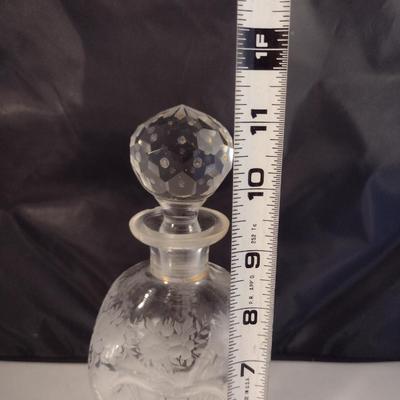 Clear Glass/Crystal Decanter with Stopper- Approx 11" Tall