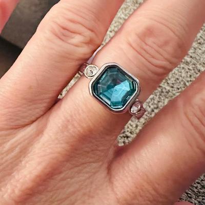 Beautiful square green stone fashion ring