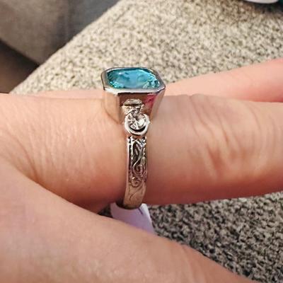 Beautiful square green stone fashion ring