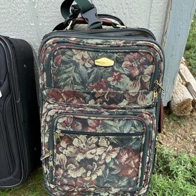 RICARDO 2 WHEEL SUITCASE WITH MATCHING TOILETRY BAG PLUS A SECOND 2 WHEEL SUITCASE