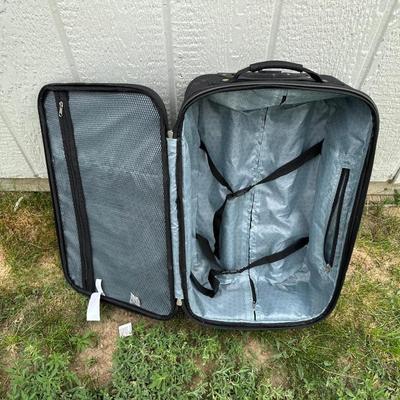 RICARDO 2 WHEEL SUITCASE WITH MATCHING TOILETRY BAG PLUS A SECOND 2 WHEEL SUITCASE