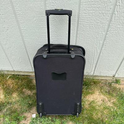 RICARDO 2 WHEEL SUITCASE WITH MATCHING TOILETRY BAG PLUS A SECOND 2 WHEEL SUITCASE