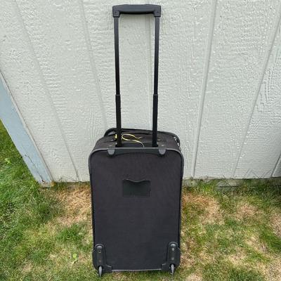 SUITCASES WITH 4 AND 2 WHEELS PLUS A CARRY ON BAG