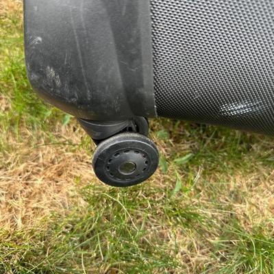 SUITCASES WITH 4 AND 2 WHEELS PLUS A CARRY ON BAG