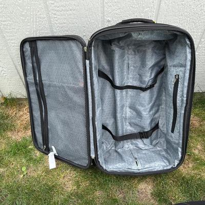 SUITCASES WITH 4 AND 2 WHEELS PLUS A CARRY ON BAG