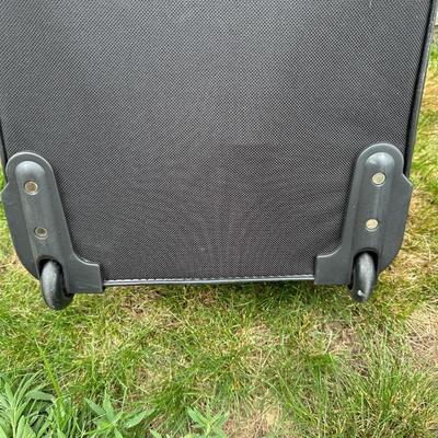 SUITCASES WITH 4 AND 2 WHEELS PLUS A CARRY ON BAG