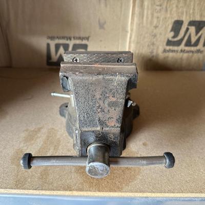 #4 SWIVEL BENCH VISE
