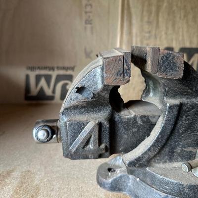 #4 SWIVEL BENCH VISE