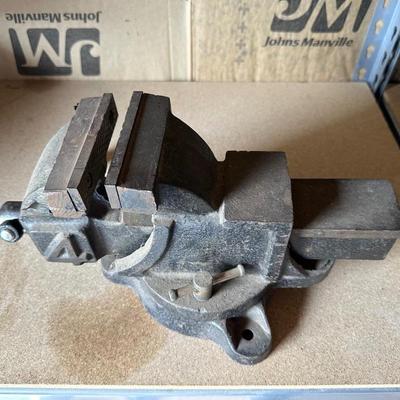 #4 SWIVEL BENCH VISE