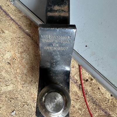 PAIR OF JACK STANDS AND A HITCH W/A 2" BALL