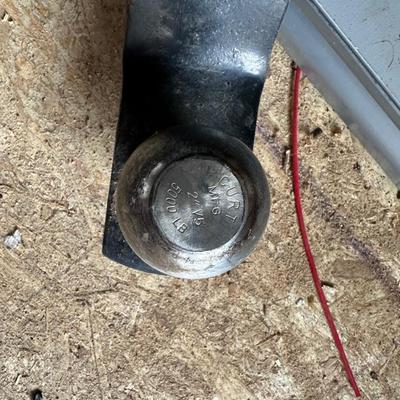 PAIR OF JACK STANDS AND A HITCH W/A 2" BALL
